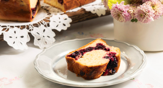 Τσουρέκι babka με φρούτα του δάσους
